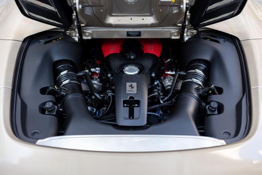 Моторный отсек Ferrari 488 Spider Sleek Beauty (233572) 2018 года  (фото 18 из 22)
